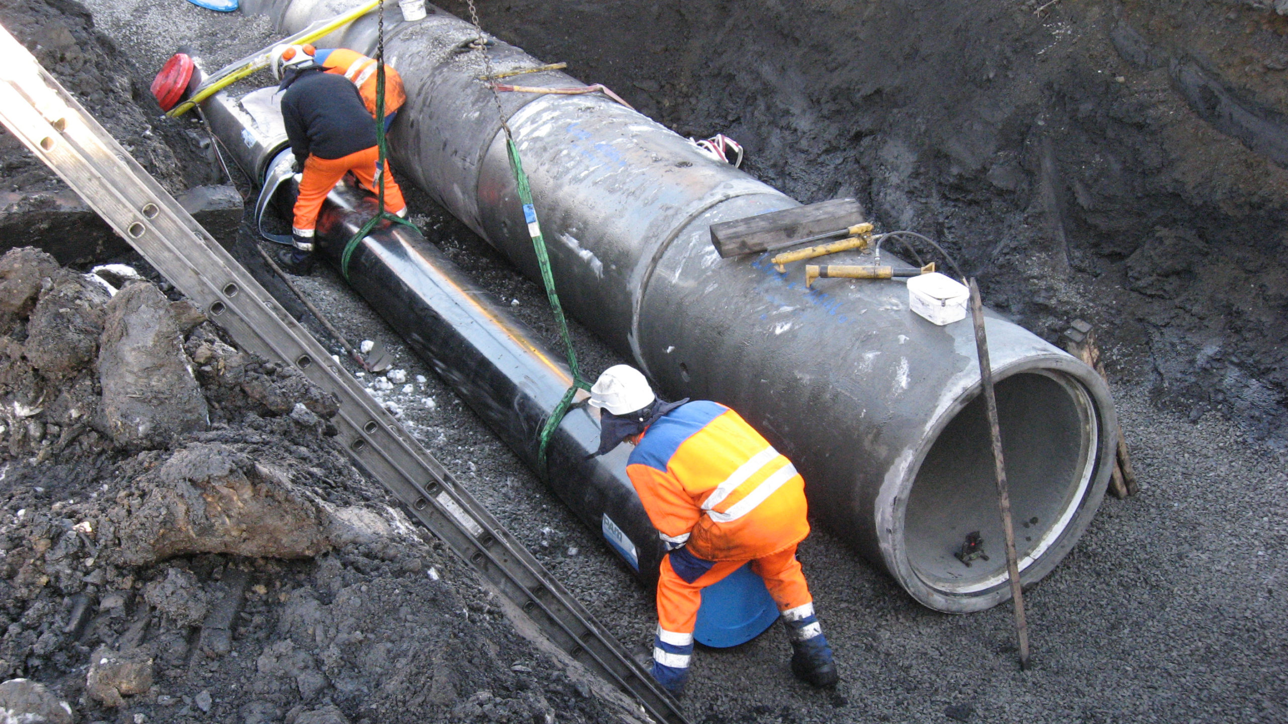 Folk i anleggsgrøft