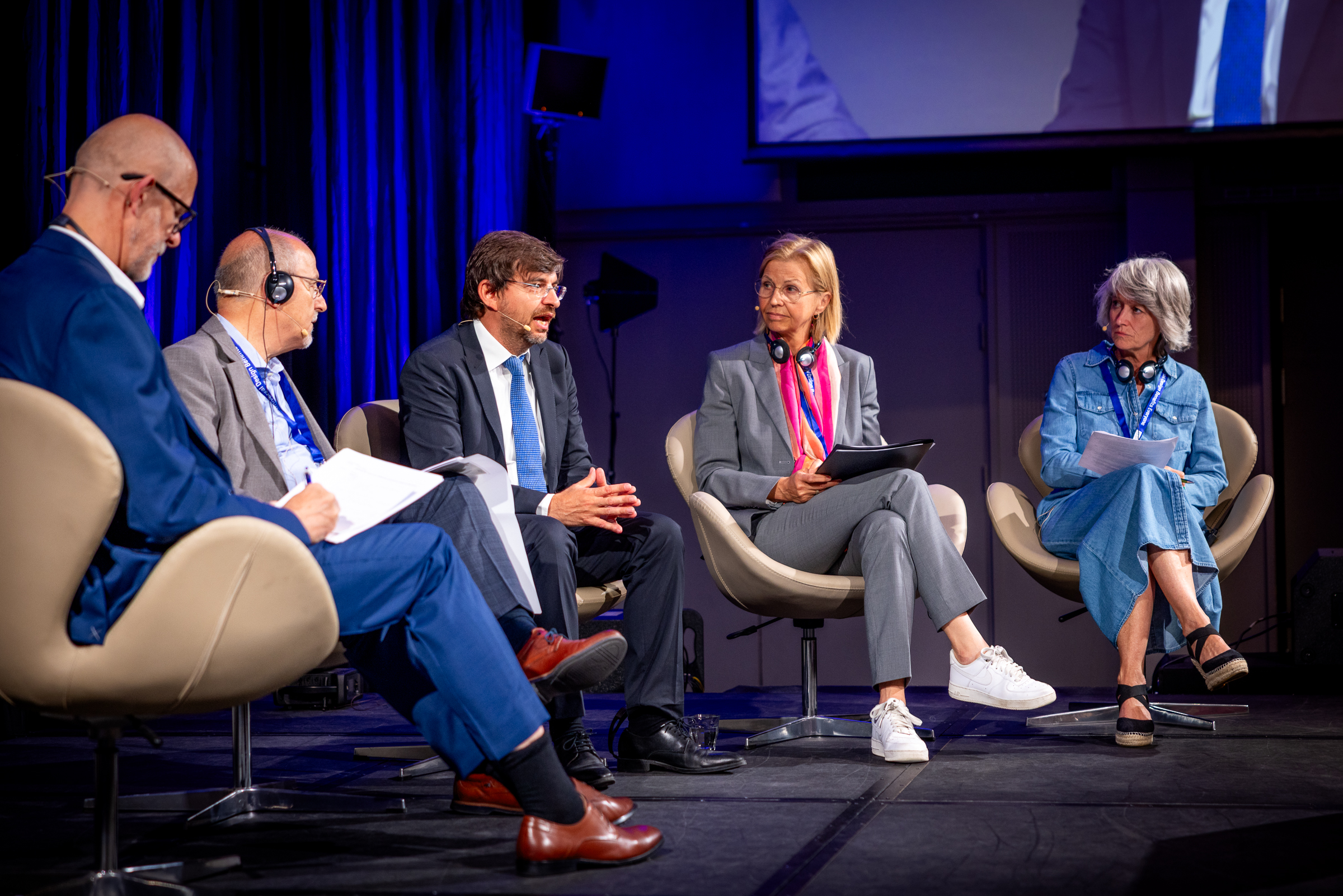Direktør i Norsk Vann, Ragnhild Aalstad, i samtale med Aud Hove (2. nestleder i KS) og Luca Perez fra European Commission under CEMR