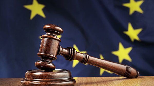 European Laws Klubbe foran EU-flagg