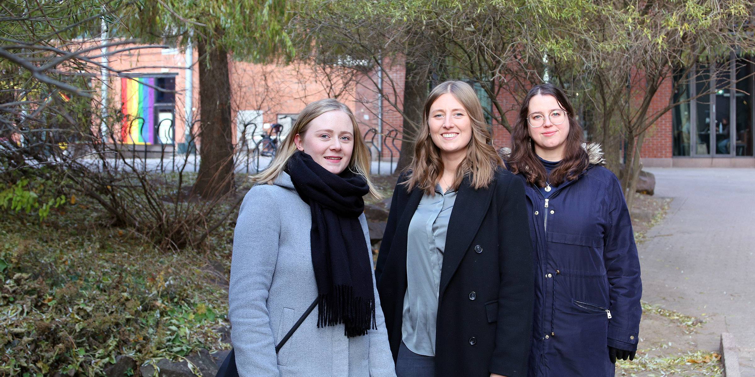 studentene Maria Snuggerud Grinaker, Linda Urhamar MacLean og Julie Anvik studentene Maria Snuggerud Grinaker, Linda Urhamar MacLean og Julie Anvik