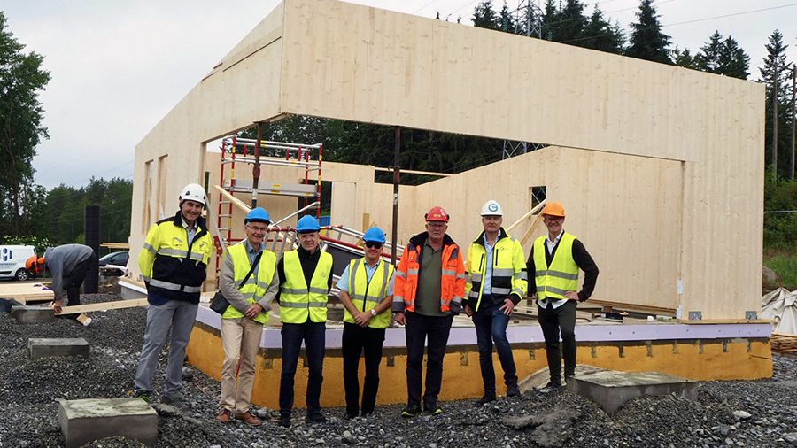 Vannseterets styre foran drifts- og undervisningsbygget som er i ferd med å komme på plass