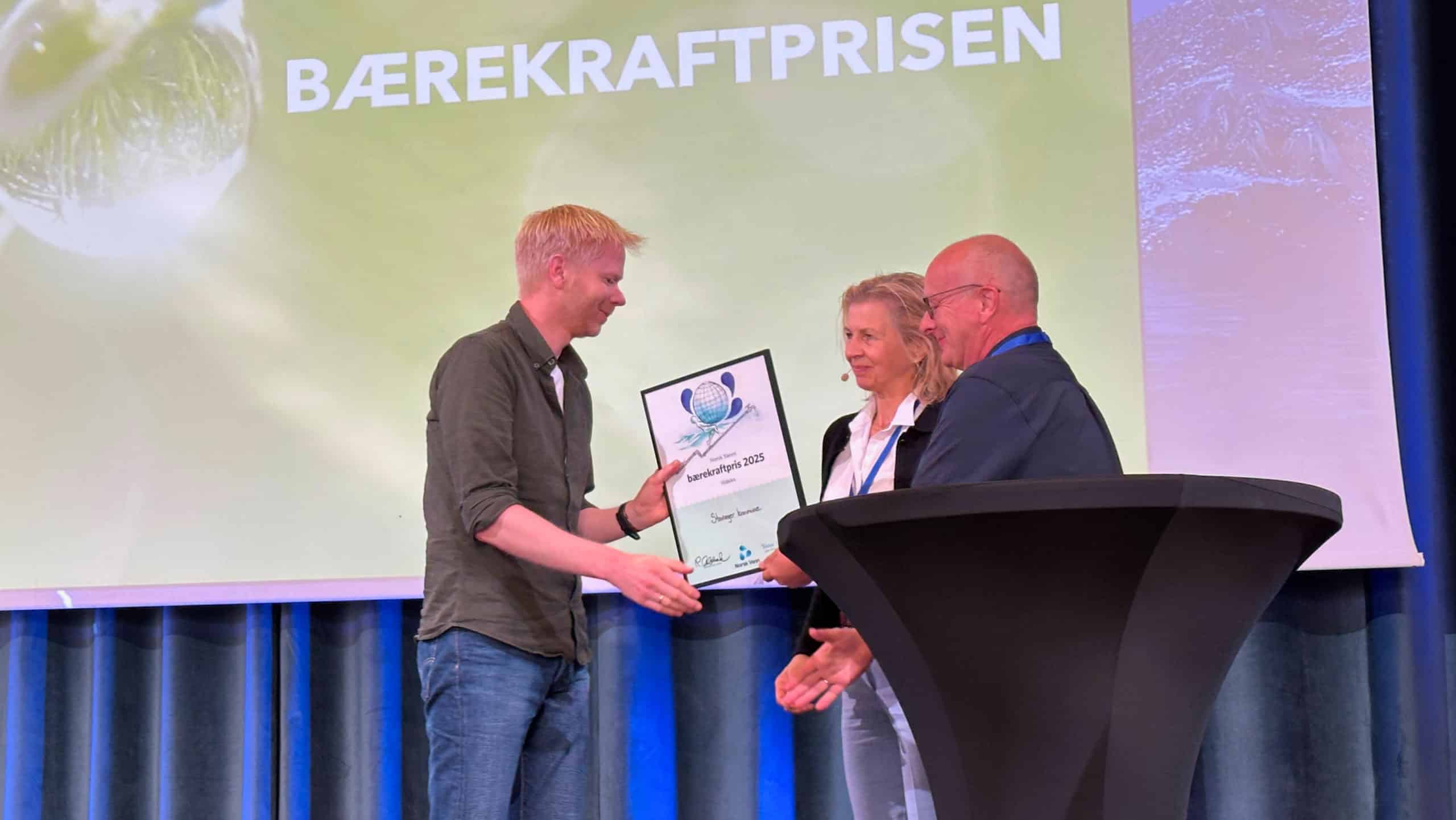 Bjørn Zimmer Jacobsen mottar Norsk vanns bærekraftpris 2025 på vegne av Stavanger kommune