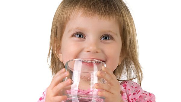 Little girl drink the water Jente drikker vann fra glass