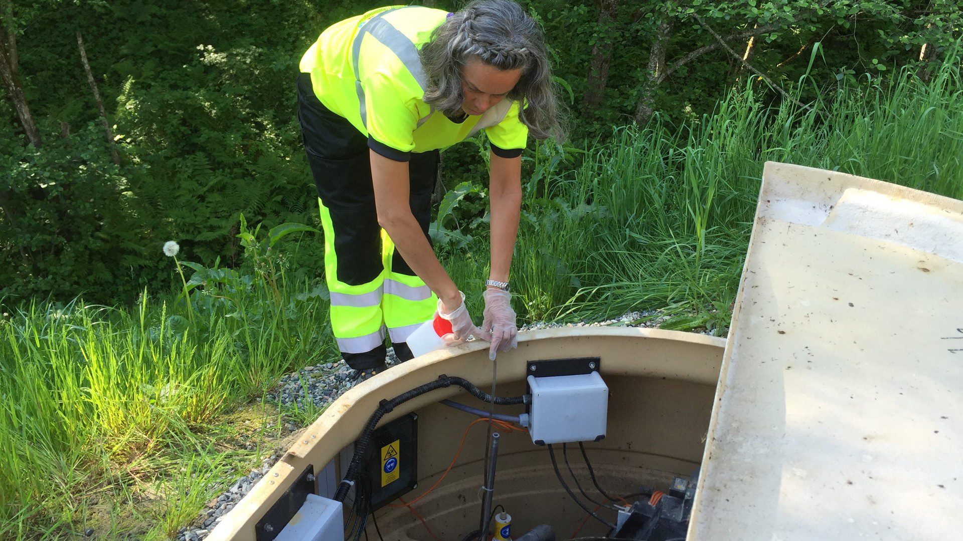 Ina Rasmussen tar vannprøve